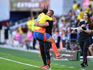 Catalina Usme (izq.) celebra con el DT Angelo Marsiglia el gol del triunfo contra México.