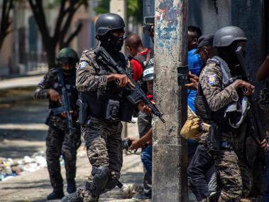 Agentes de la Policía Nacional Haitiana se enfrentan a las bandas delincuenciales en los alrededores de Champs de Mars, la principal plaza pública de la ciudad.
