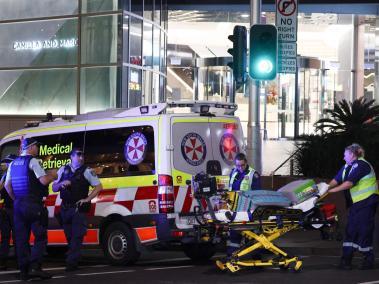 Paramédicos a las afueras del centro comercial donde se presentó el ataque en Sidney.