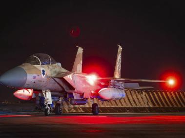 Pilotos del Ejército de Israel regresando tras interceptar misiles iraníes.