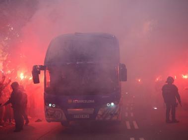 el bus del FC Barcelona se abre paso entre sus hinchas antes del juego contra el PSG.