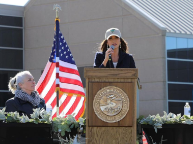 Kristi Noem en un evento público.