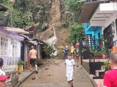 Derrumbe habría dejado 4 personas atrapadas