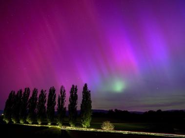 Vista de la aurora boreal vista durante la noche del viernes en Daillens, Suiza.