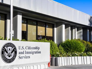 Los inmigrantes deben tratar sus casos con el Servicio de Ciudadanía e Inmigración (USCIS, por sus siglas en inglés).