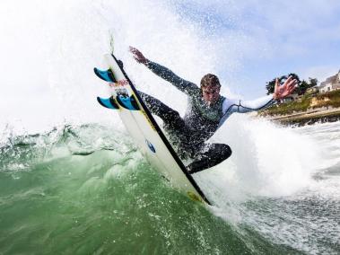 Los surfistas disfrutan de la playa Colorado en California.