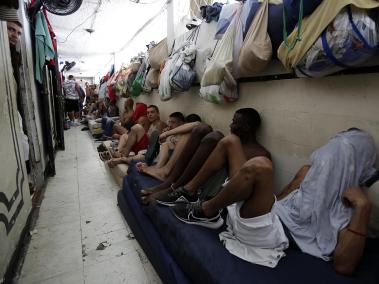 Miles de presos se las arreglan para vivir en hacinamiento
