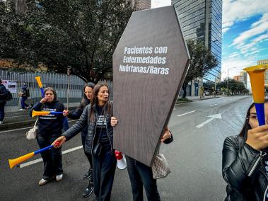 Protesta frente a las instalaciones del ministerio de salud por parte de Pacientes con enfermedades Huérfanas/Raras en emergencia nacional por desfinanciamiento del sistema de salud y desabastecimiento de medicamentos. La falta de financiamiento y las dificultades en el suministro de medicamentos ha puesto en riesgo a cerca de 90.000 pacientes de enfermedades huérfanas en Colombia, de acuerdo con el registro del Sistema Integrado de Información de la Protección Social (SISPRO). Actualmente, se adeudan más de 2,5 billones de pesos de pagos de presupuestos máximos de julio a septiembre, incluidos los ajustes presupuestales de 2022, que no han sido desembolsados.Bogotá 9 de octubre del 2024. Foto MAURICIO MORENO CEET EL TIEMPO @mauriciomorenofoto