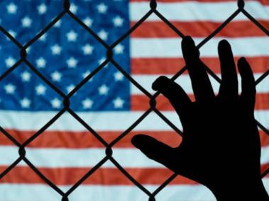 Una deportación puede prohibirle el ingreso definitivo a Estados Unidos.
