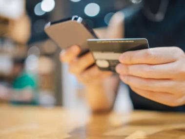 Muchas personas no pueden controlar los gastos de su tarjeta de crédito
