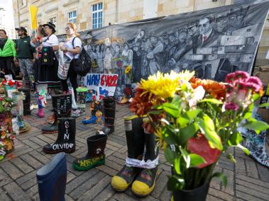 La JEP ha estimado que en el país se cometieron al menos 6.402 ejecuciones extrajudiciales. En noviembre, con botas pintadas, se rindió un homenaje a las víctimas de estos hechos.