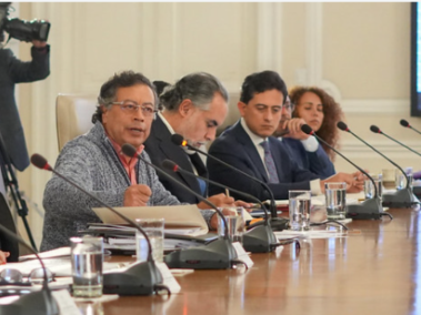 El presidente Gustavo Petro, junto algunos de sus ministros, durante el consejo de ministros.