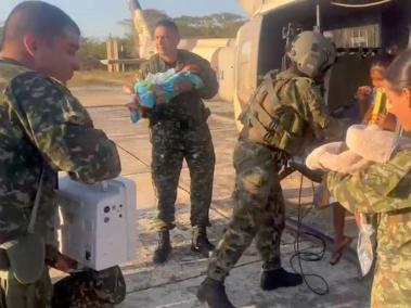 Bebés wayúus fueron rescatados en Rioacha por el Ejército. Estaban desnutridos.