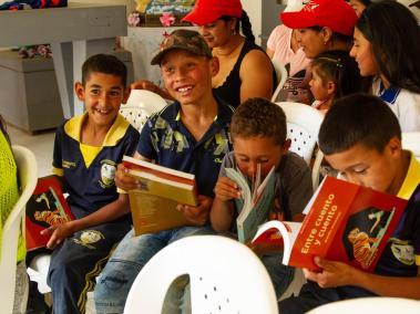 Secretos para Contar entregó sus recientes libros.