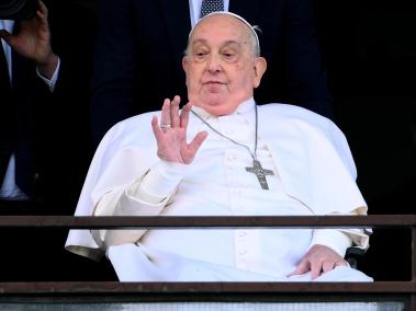 El Papa Francisco saluda y bendice a los fieles desde el balcón del hospital Gemelli.