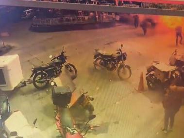 Imagen del sitio de los hechos donde ocurrió la explosión de la moto bomba.