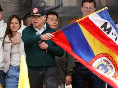 Presidente Gustavo Petro con la bandera del M-19 y de Colombia.