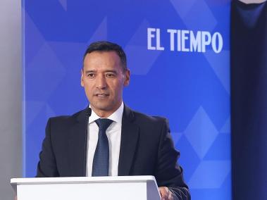 En la Casa Editorial El Tiempo se realizó el Foro de seguridad Nacional . Perspectiva de la seguridad y defensa nacional para el 2026. En la foto Saludo del director de El Tiempo Andrés Mompotes .