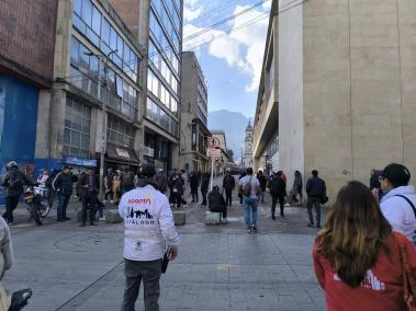 Unas 30 personas bloquearon ayer la carrera 10.ª, pincharon y grafitearon buses.