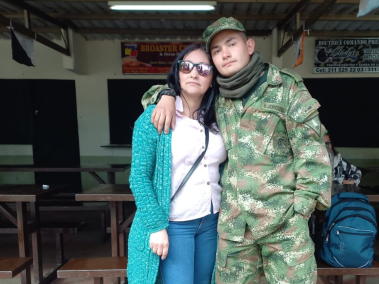 El drama de una madre que pide al Ejército responder por la salud de su hijo que se enfermó en el servicio militar