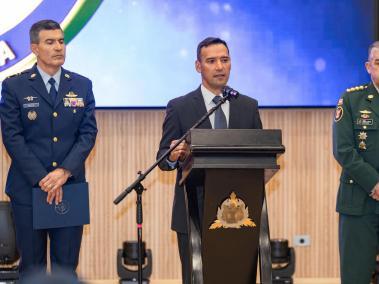 El ministro de Defensa Pedro Sánchez Suárez (c) acompañado de la cúpula de la fuerza pública.