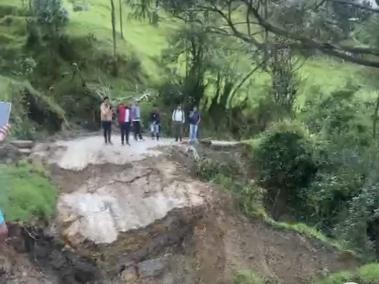 Varios afectados por desplome de vía en Nariño.