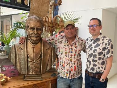 Escultura de Juan José Nieto, el maestro Óscar Noriega y el Juan David Correa