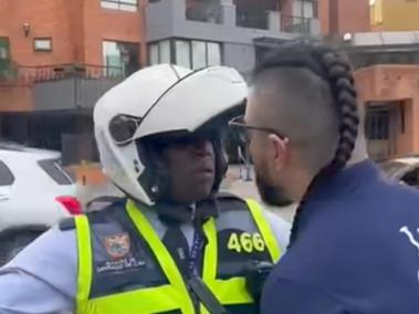 Sujeto que lanzó insultos a agente de tránsito en Cali