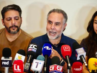 El ministro del Interior, Armando Benedetti, en rueda de prensa en Barranquilla.
