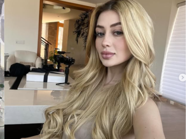 Rosas con "perdón" aparecieron en el salón de belleza de Valeria Márquez.