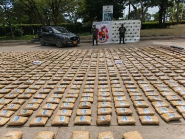 La marihuana era movilizada en una camioneta Mazda.