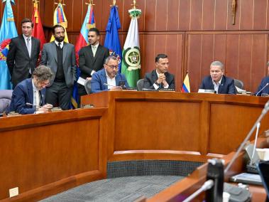 Al centro, el ministro de Defensa, Pedro Sánchez.