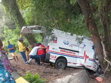 El enfermero que intentaba reanimar a un paciente perdió la vida por el accidente, y dos personas terminaron heridas.