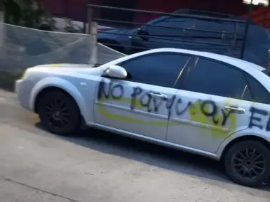 Los carros aparecieron pintados.