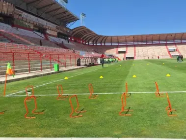 La grama del estadio se ve en buenas condiciones.