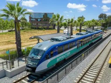Un tren infravalorado es considerado uno de los mejores del estado californiano.