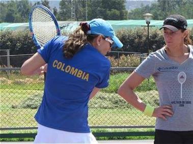 La capitana del equipo , Catalina Castaño (azul), le muestra a Mariana Duque (gris) cómo debe hacer un golpe.