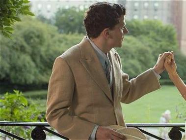 "Café Society: situada en los años 30 de Nueva York, este filme de Woody Allen muestra cómo Bobby Dorfman (Jesse Eisenberg) trata de abrirse camino en Hollywood".