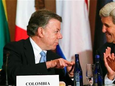 El presidente Juan Manuel Santos junto al secretario de Estado de Estados Unidos, John Kerry.