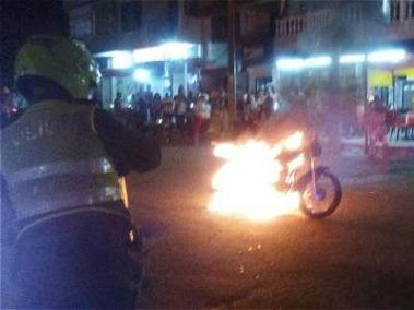 Personas cansadas de los robos en La Rochela quemaron la moto donde iban los ladrones