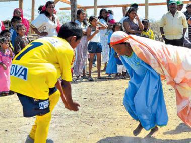 En Bahía Portete, La Guajira, World Coach y BBVA han ayudado a rescatar las tradiciones y saberes del pueblo wayú tras su retorno a esas tierras.