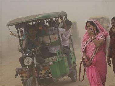 La contaminación del aire en Nueva Delhi es debida en parte a los 10 millones de automóviles que circulan diariamente por sus calles.