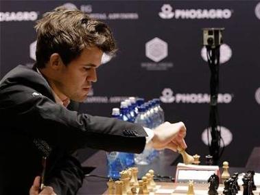 El jugador de ajedrez noruego Magnus Carlsen (izq.), actual campeón del mundo, disputa una partida con el ruso Sergey Karjakin (der.).