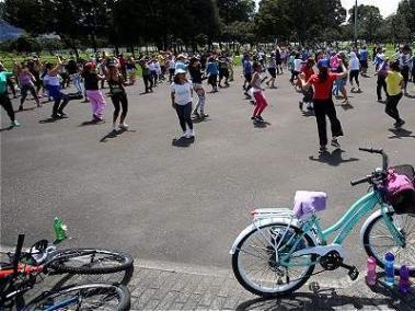 En el parque Simón Bolívar se realizó la primera actividad de la semana con aeróbicos en bicicleta.