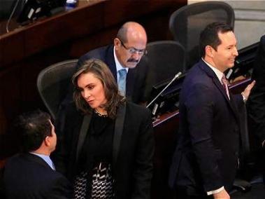 María Mercedes López, Jorge Fernando Perdomo (centro) y Fernando Carrillo, antes de intervenir ante el Senado.