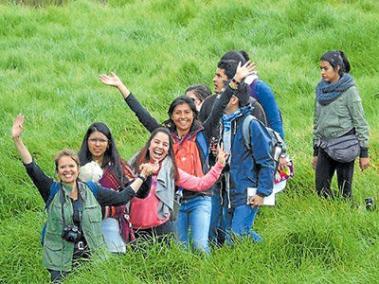 Voluntarios de Parques Nacionales Naturales guían a un grupo de visitantes durante un recorrido al humedal El Salitre, en Bogotá.