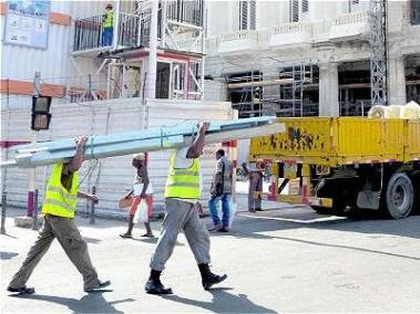 Los primeros 200 obreros trabajan en la remodelación de un edificio ubicado frente al Hotel Inglaterra, en La Habana.