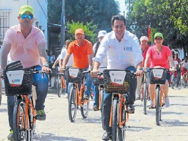Al ministro de Transporte, Jorge Eduardo Rojas, se le vio montando bicicleta sin el respectivo casco.