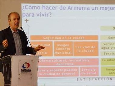 El director de operaciones de IPSOS Napolén Franco, Javier Restrepo presentó los resultados de la primera encuesta en Armenia.
