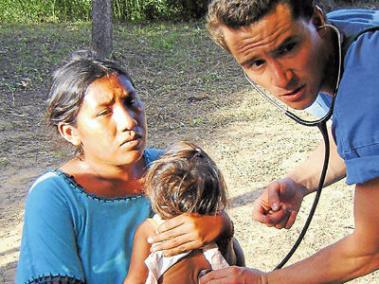 Indígenas wayús de dos rancherías reciben atención médica de los voluntarios de Alas para la Gente.